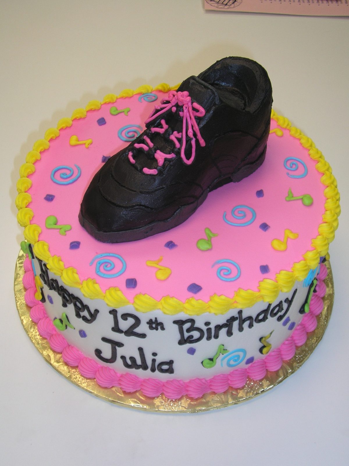 Jazz shoes cake, jazz shoes with musical notes cake